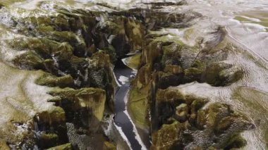 Fjaorargljufur Kanyonu ve Nehir üzerinde İHA Uçuşu