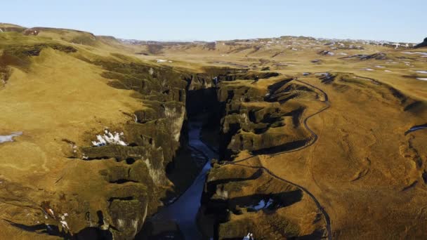 Drone πτήση πάνω από το τοπίο και Fjaorargljufur Canyon — Αρχείο Βίντεο