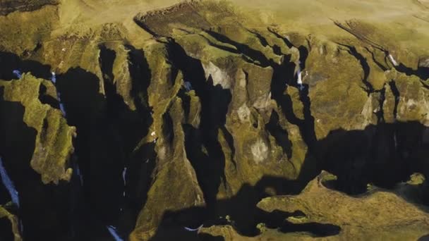 Drone vlucht over Fjaorargljufur Canyon — Stockvideo