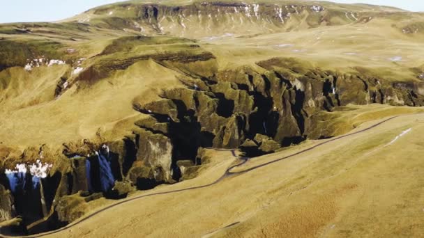 Vuelo en avión no tripulado sobre el paisaje del cañón de Fjaorargljufur — Vídeos de Stock