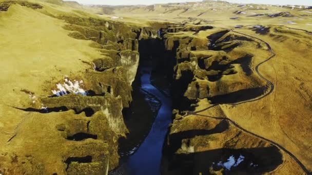 Dron nad rzeką Fjaora i słoneczny kanion Fjaorargljufur — Wideo stockowe