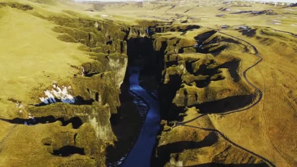 Drohne über dem Fluss Fjaora und dem sonnenbeschienenen Fjaorargljufur Canyon — Stockvideo