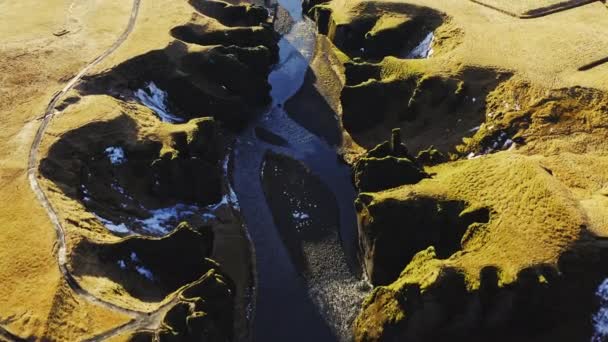 Drone au-dessus de la rivière Fjaora et du canyon Fjaorargljufur ensoleillé — Video