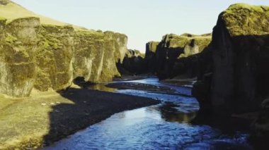 Fjaoro Nehri üzerinde Fjaorargljufur Kanyonu boyunca insansız hava aracı