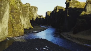 Fjaoro Nehri üzerinde Fjaorargljufur Kanyonu boyunca insansız hava aracı