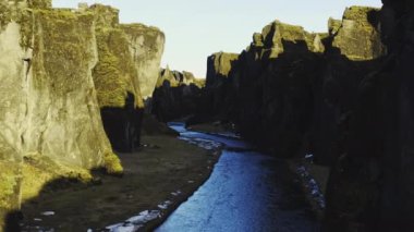 Fjaoro Nehri üzerinde Fjaorargljufur Kanyonu boyunca insansız hava aracı