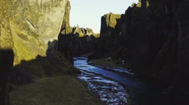 Fjaoro Nehri üzerinde Fjaorargljufur Kanyonu boyunca insansız hava aracı