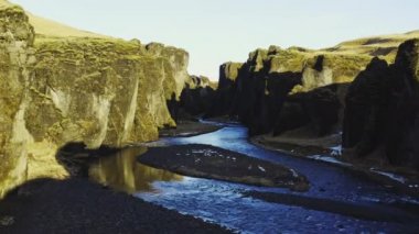 Fjaoro Nehri üzerinde Fjaorargljufur Kanyonu boyunca insansız hava aracı