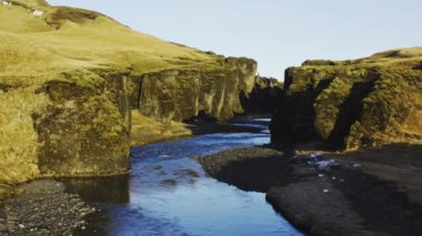 Fjaoro Nehri üzerinde Fjaorargljufur Kanyonu boyunca insansız hava aracı