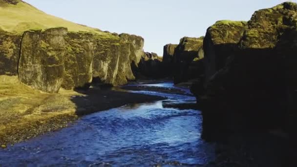 Dron nad rzeką Fjaoro przez kanion Fjaorargljufur — Wideo stockowe