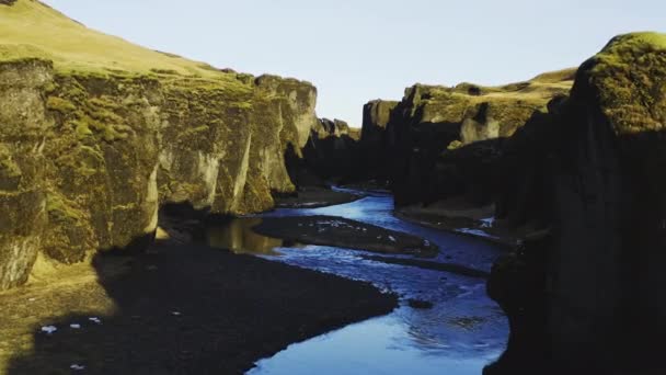 Drone au-dessus de la rivière Fjaoro à travers le canyon Fjaorargljufur — Video