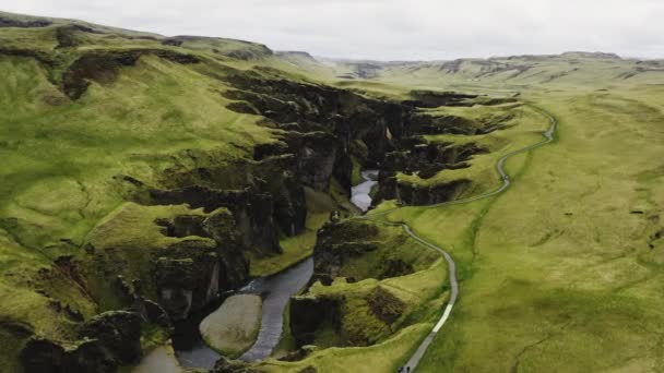 Drone sobre paisagem e Fjaorargljufur Canyon — Vídeo de Stock