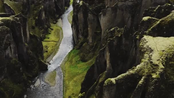 Κηφήνας πάνω από τον ποταμό Fjaora και Fjaorargljufur Canyon — Αρχείο Βίντεο