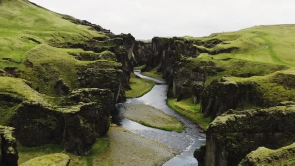 Dron przez kanion Fjaorargljufur i rzekę Fjaora — Wideo stockowe