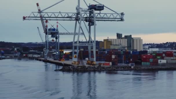Crane In Harbour Of Larvik, Noorwegen — Stockvideo