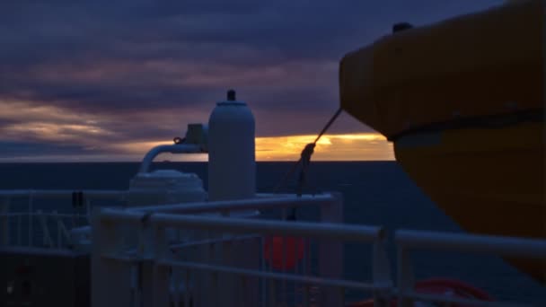 Paluba trajektu pohybující se přes oceán jako západ slunce — Stock video