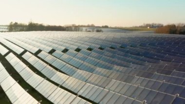 Sahadaki Güneş Panellerinin Sıralarının ve Sıralarının Üzerinde İHA