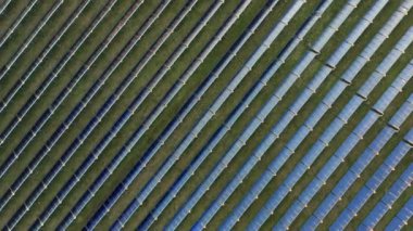 Yeşil Alandaki Mavi Güneş Panellerinin Üzerinde İHA