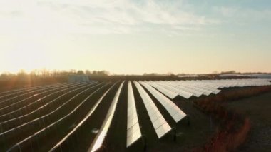 Sahadaki Güneş Panellerinin Güneş Işığı Sıralarının Üzerinde İHA