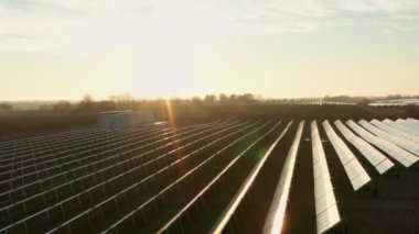 Sahadaki Güneş Panellerinin Güneş Işığı Sıralarının Üzerinde İHA