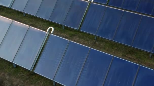 Drone su pannelli solari blu in righe in campo — Video Stock