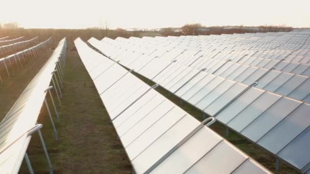 乡间太阳能电池板阳光照射下的汽笛 — 图库视频影像