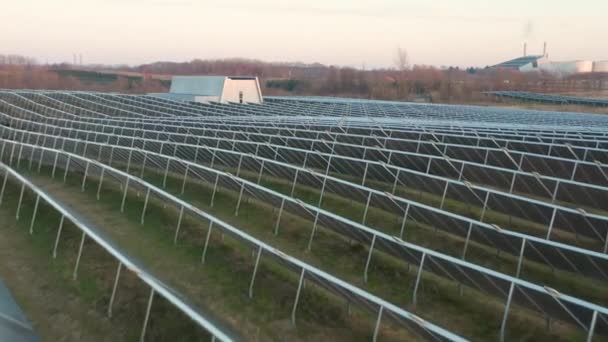 Drone sobre paneles solares dispuestos en filas en el campo — Vídeos de Stock