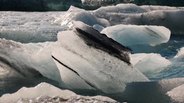 Smeltend ijs van gletsjer in Jokulsarlon — Stockvideo