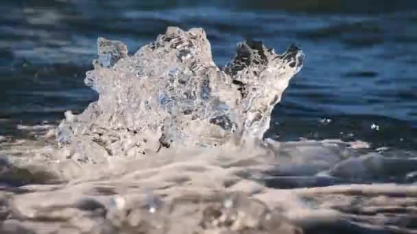 Талая ледяная форма на берегу ледникового озера Джокулсарлон — стоковое видео