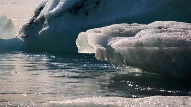 Smeltend ijs van gletsjer in Jokulsarlon — Stockvideo