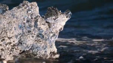 Jokulsarlon 'un Buzul Gölü kıyısında erimiş buz formu