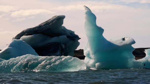 Λιώνοντας μορφές πάγου της παγωμένης λίμνης Jokulsarlon — Αρχείο Βίντεο