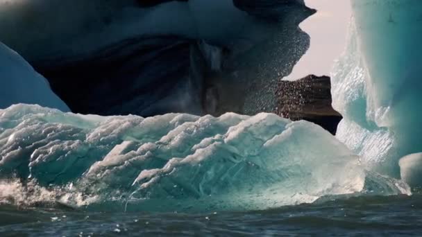 Formes de glace fondante du lac glaciaire de Jokulsarlon — Video