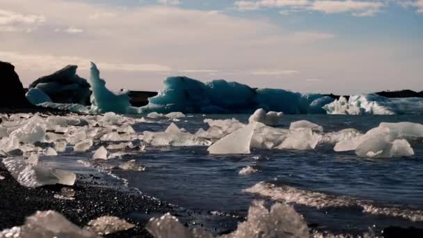 氷河湖ジョクルサロンで氷の形を溶かす — ストック動画
