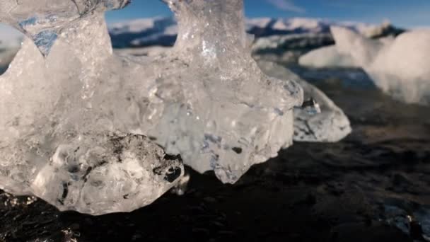 Am Ufer des Gletschersees von Jokulsarlon bildet sich geschmolzenes Eis — Stockvideo