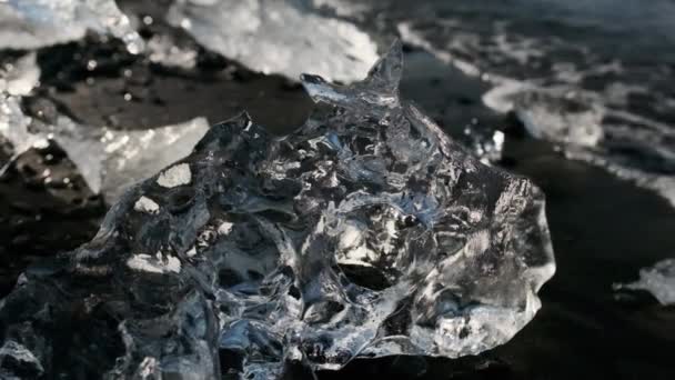 Smält isform på stranden av Glacial Lake of Jokulsarlon — Stockvideo