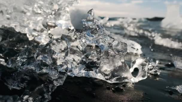 Am Ufer des Gletschersees von Jokulsarlon bildet sich geschmolzenes Eis — Stockvideo