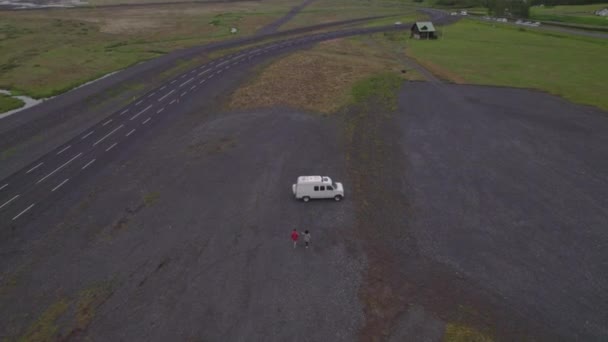 Drohne gegen Paar, das in Thingvellir auf Van zugeht — Stockvideo