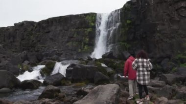 Thingvellir 'de Oxararfoss Şelalesine Yürüyen Çift