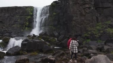 Thingvellir 'de Oxararfoss Şelalesine Yürüyen Çift