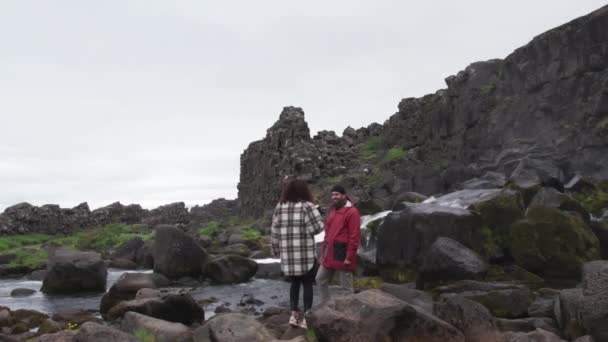 Casal de filmagens para Oxarfoss Cachoeira — Vídeo de Stock