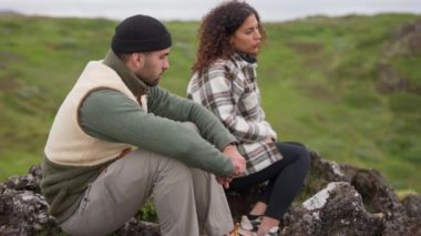 Thingvellir 'de Kayalarda Birlikte Oturan Çift