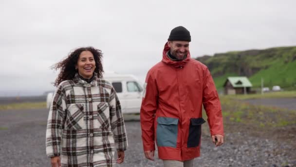 Sonriente pareja en caliente ropa caminando en thingvellir — Vídeo de stock