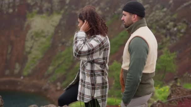 Egy pár áll együtt a tó felett Thingvellirben. — Stock videók