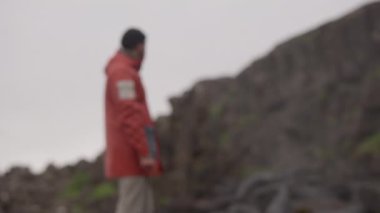 Oxararfoss Şelalesinde Bekleyen Adam