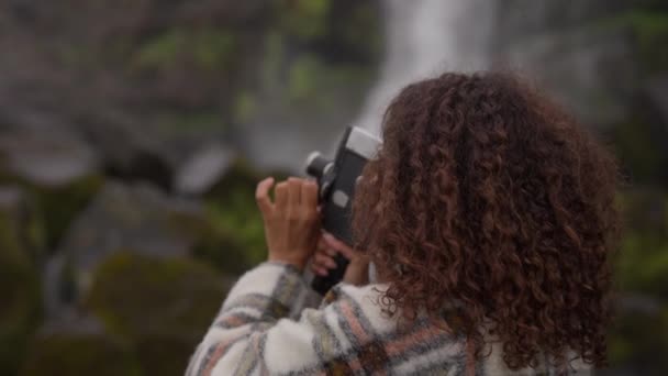 Nő használ régi fényképezőgép film Oxarfoss vízesés — Stock videók