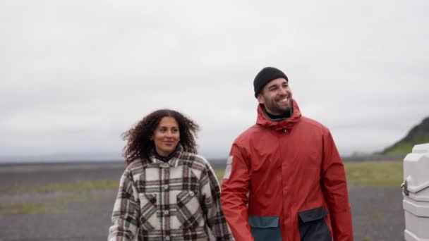 Sonriente pareja en caliente ropa caminando en thingvellir — Vídeo de stock