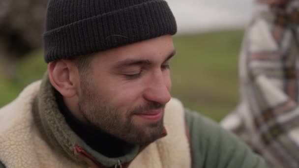 Hombre con sombrero de lana mirando hacia otro lado en Thingvellir — Vídeo de stock