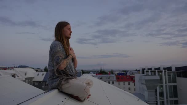 Jovem Com Cabelo Longo Meditando No Telhado Da Cidade — Vídeo de Stock