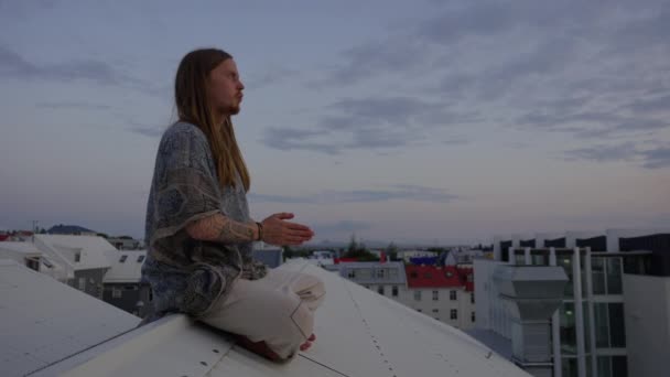 Jovem Com Cabelo Longo Meditando No Telhado Da Cidade — Vídeo de Stock